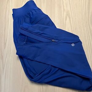 Lululemon adapted state, fleece jogger, 28”
Great condition
Size 4